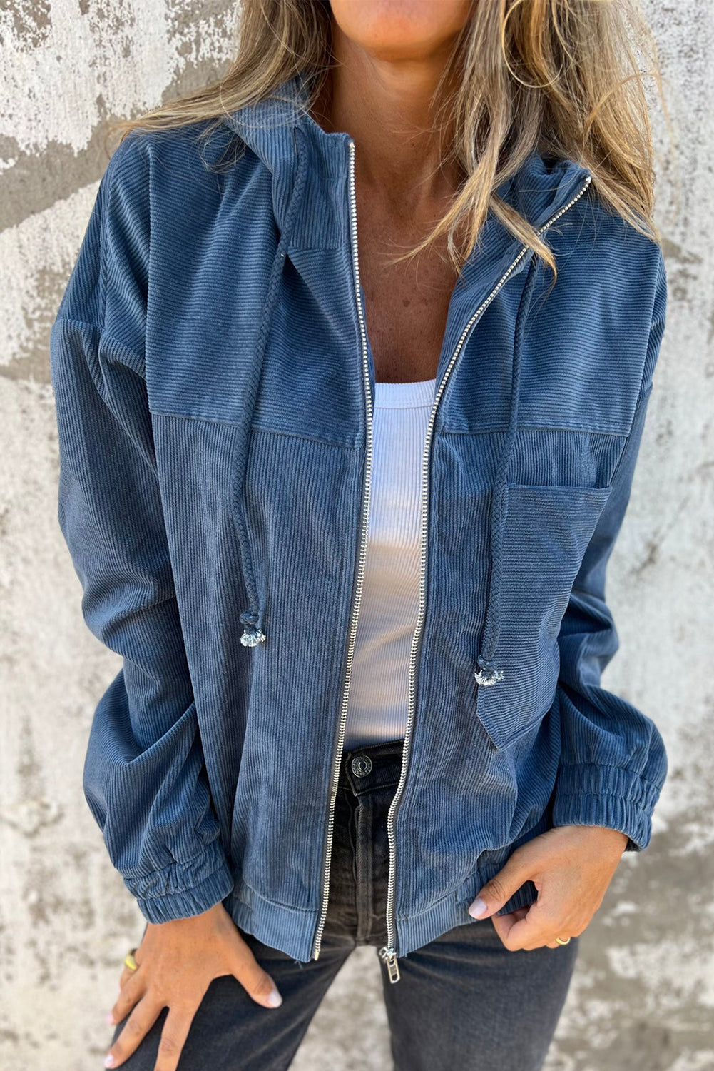 Teal Kapuzenjacke mit verstellbarem Kordelzug und Reißverschluss" 

Here’s a revised version:

"Teal Hoodie mit verstellbarem Kordelzug und Reißverschluss