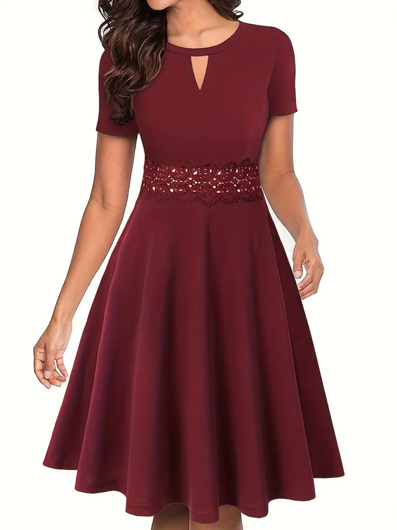 Elegantes Blaues Kleid mit Spitzenakzenten und figurbetonter Silhouette