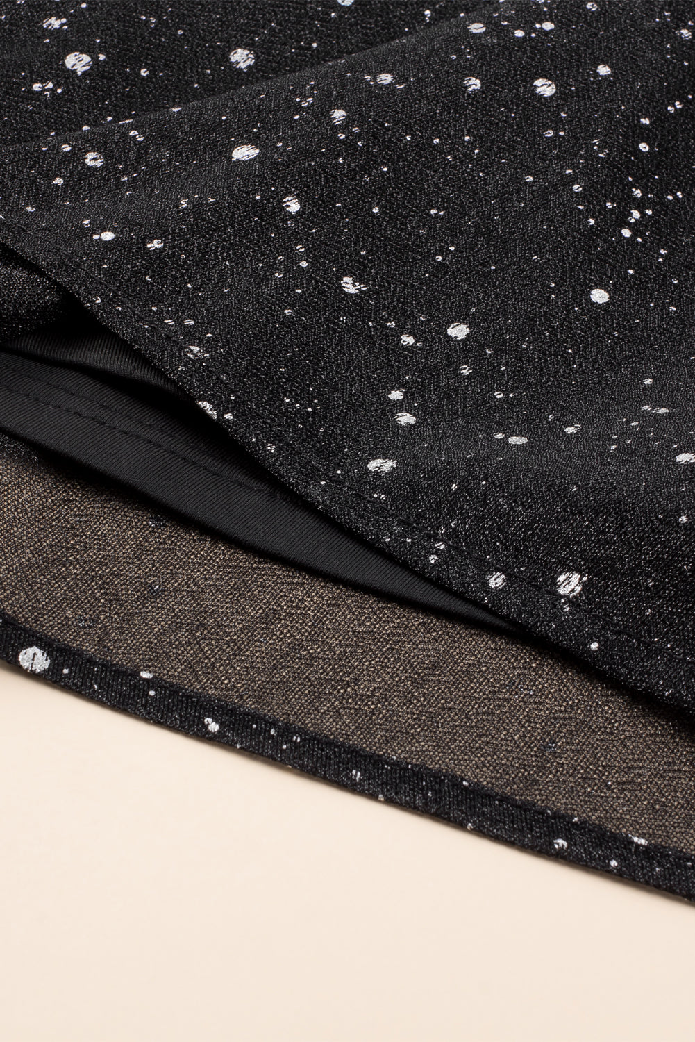 Elegantes schwarzes Glitzerkleid mit chicem Netzüberzug