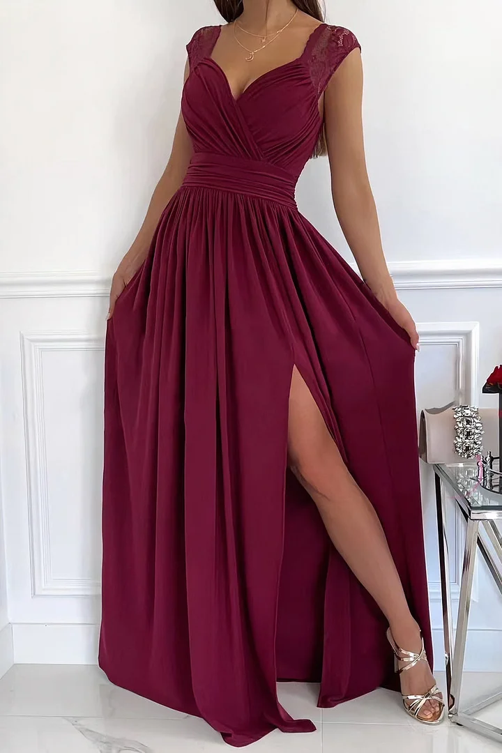 Ärmelloses Spitzenkleid mit Schlitzdetails am Saum und Rücken