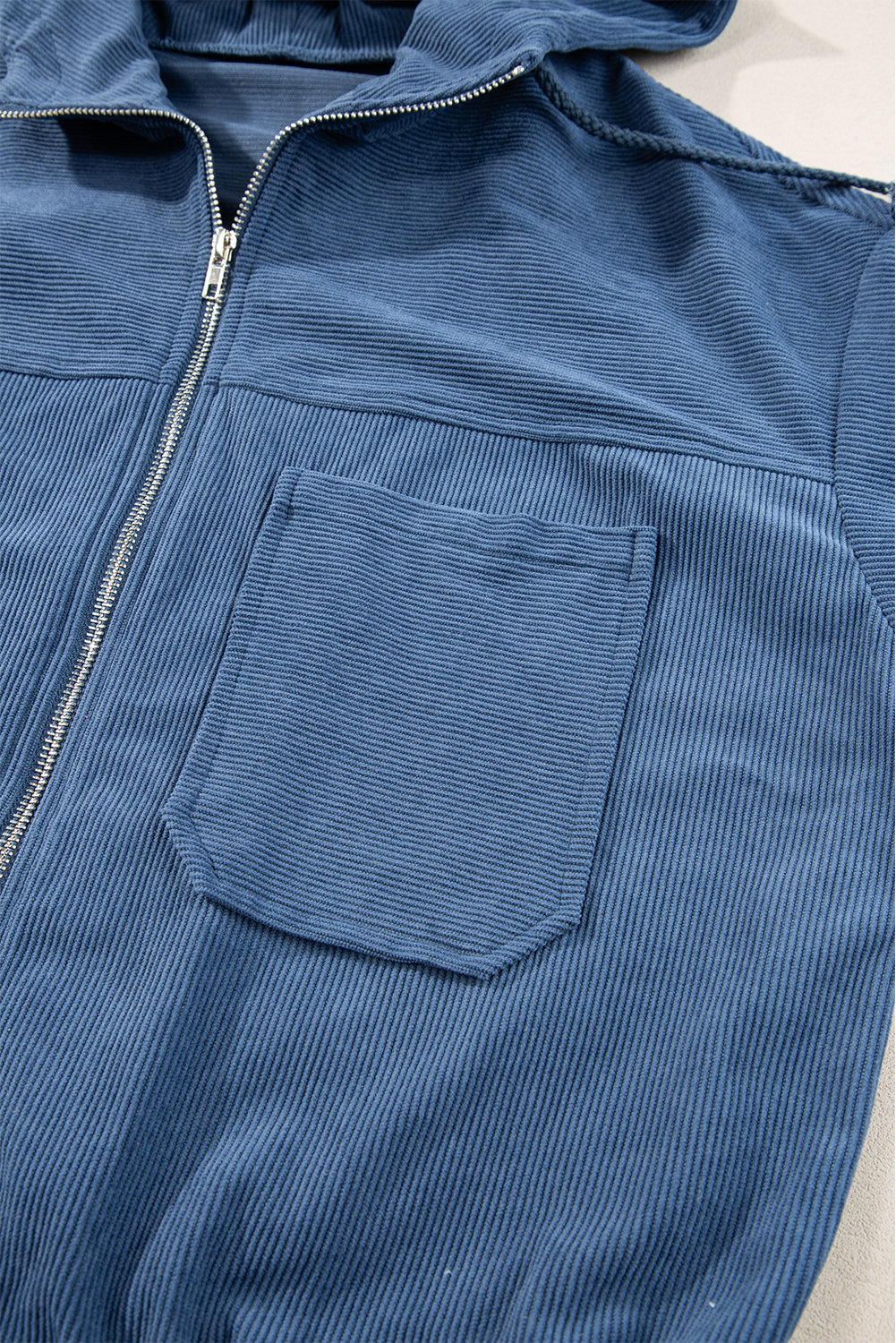 Teal Kapuzenjacke mit verstellbarem Kordelzug und Reißverschluss" 

Here’s a revised version:

"Teal Hoodie mit verstellbarem Kordelzug und Reißverschluss