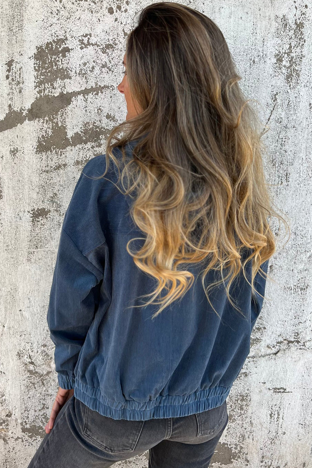 Teal Kapuzenjacke mit verstellbarem Kordelzug und Reißverschluss" 

Here’s a revised version:

"Teal Hoodie mit verstellbarem Kordelzug und Reißverschluss