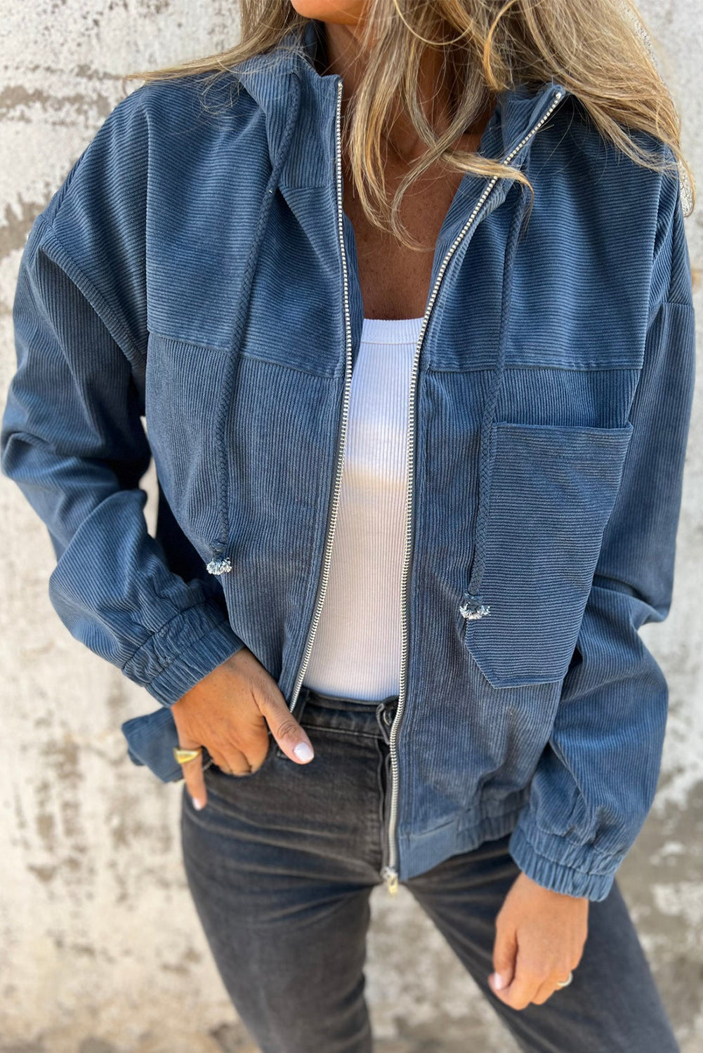 Teal Kapuzenjacke mit verstellbarem Kordelzug und Reißverschluss" 

Here’s a revised version:

"Teal Hoodie mit verstellbarem Kordelzug und Reißverschluss