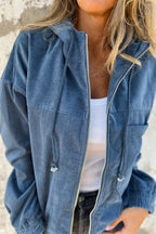 Teal Kapuzenjacke mit verstellbarem Kordelzug und Reißverschluss" 

Here’s a revised version:

"Teal Hoodie mit verstellbarem Kordelzug und Reißverschluss