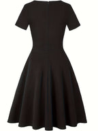 Elegantes Blaues Kleid mit Spitzenakzenten und figurbetonter Silhouette