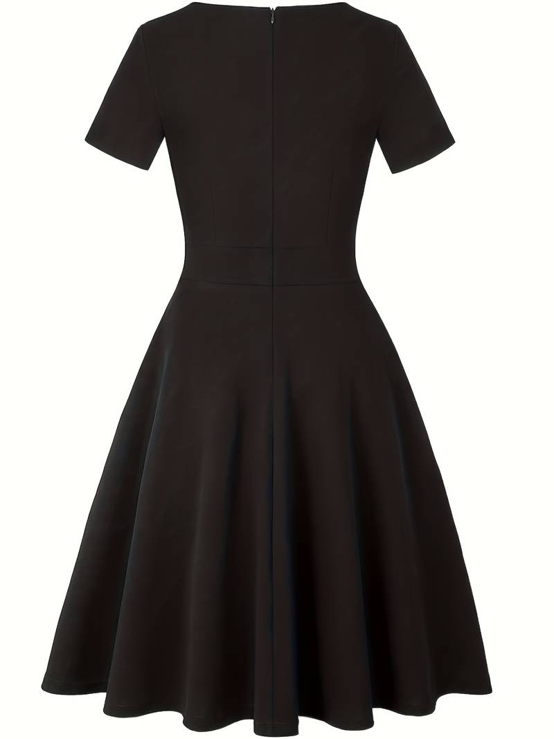 Elegantes Blaues Kleid mit Spitzenakzenten und figurbetonter Silhouette