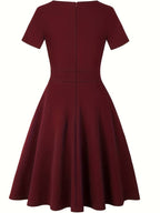 Elegantes Blaues Kleid mit Spitzenakzenten und figurbetonter Silhouette