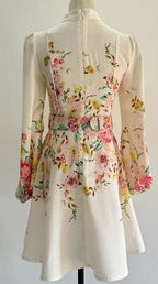 Mini-Kleid mit Knopf-Details und Druckmuster