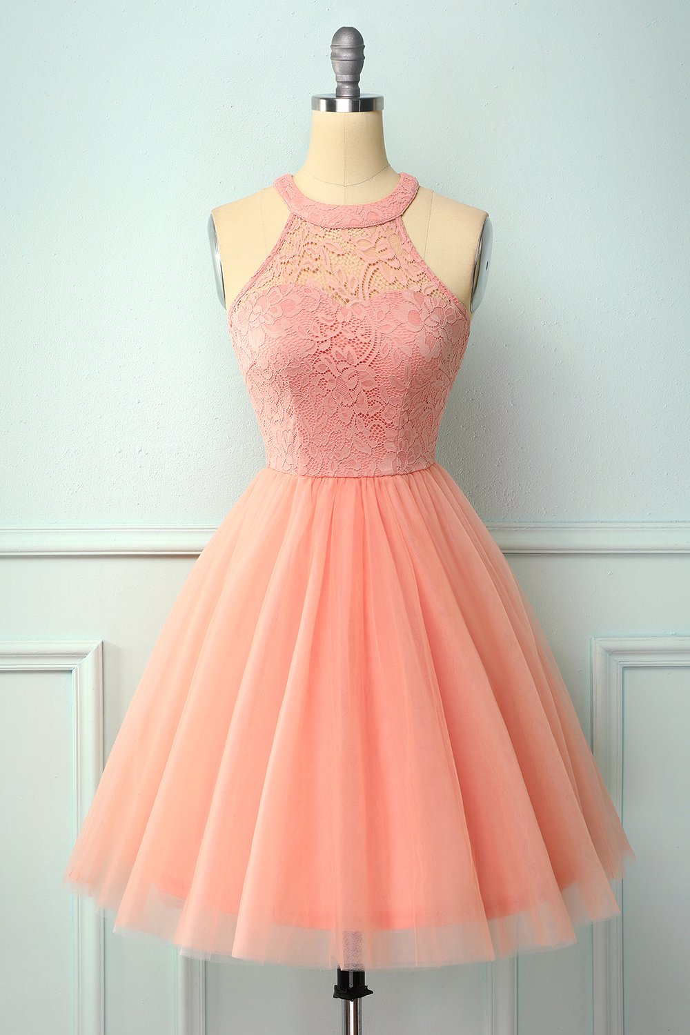 Burgunderfarbenes Trägerkleid für die Konfirmationsfeier