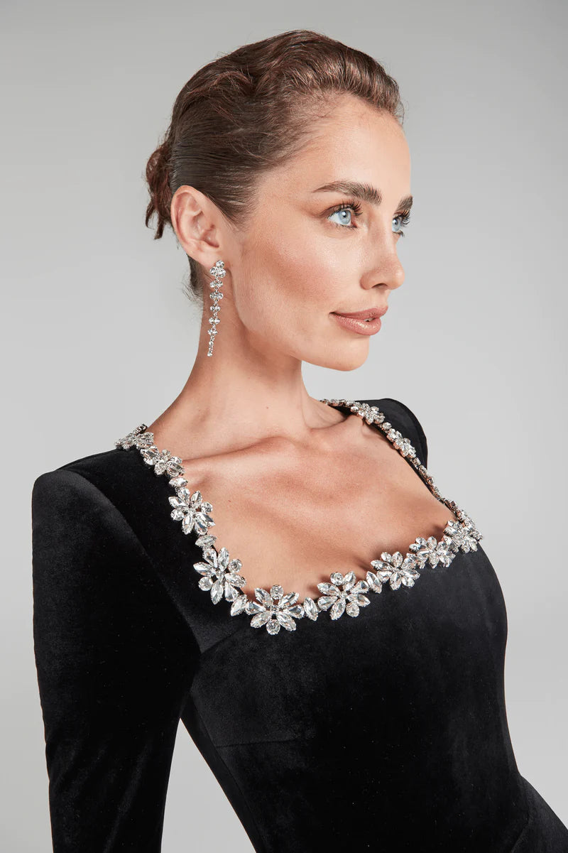 Emilia - Elegantes Samtkleid mit modernem Quadrat-Ausschnitt