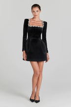 Emilia - Elegantes Samtkleid mit modernem Quadrat-Ausschnitt