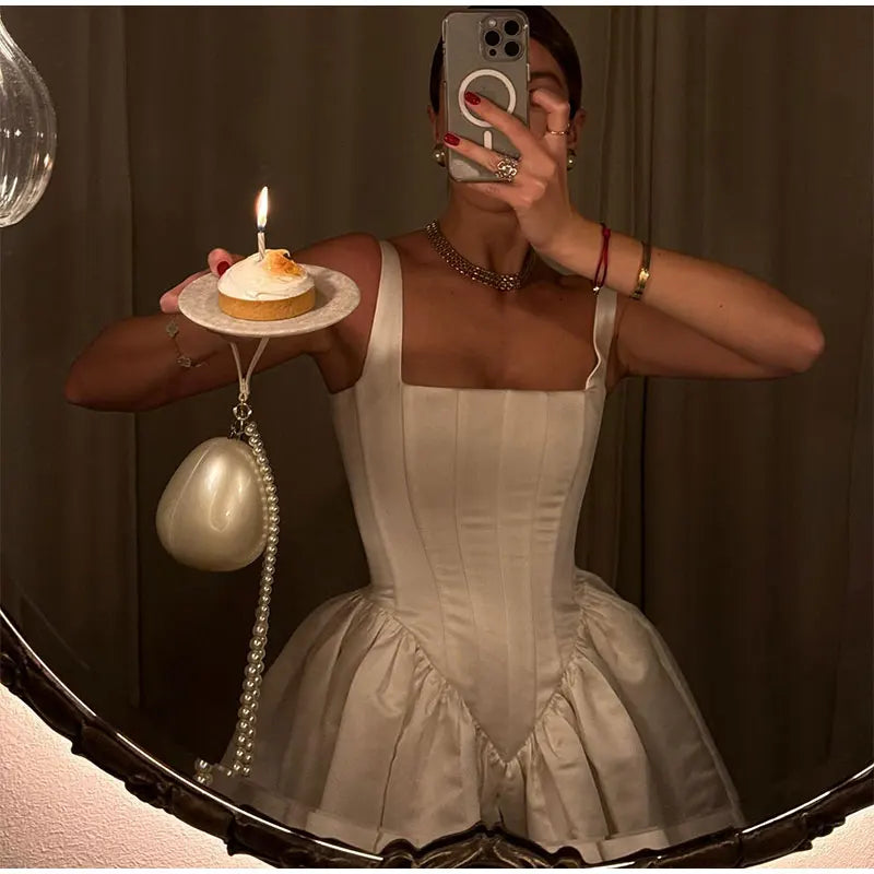 Korsett-inspiriertes strukturiertes Kleid