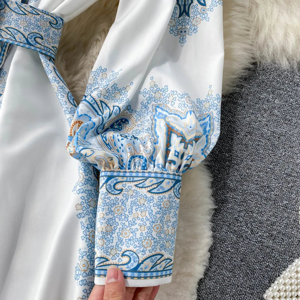 Blumenkleid im taillierten A-Linien-Stil