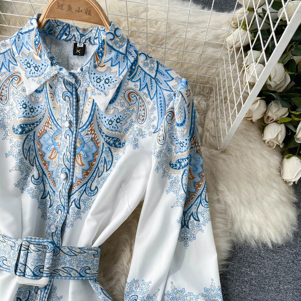 Blumenkleid im taillierten A-Linien-Stil