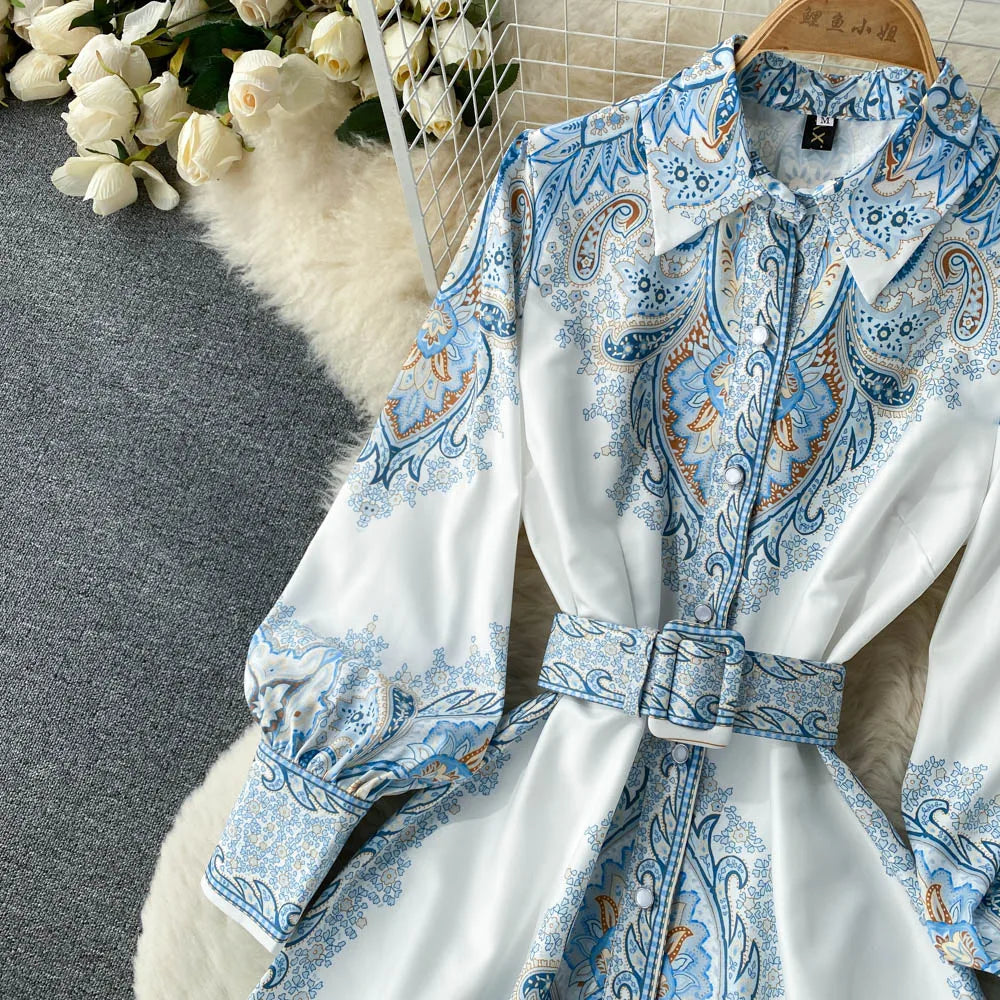 Blumenkleid im taillierten A-Linien-Stil