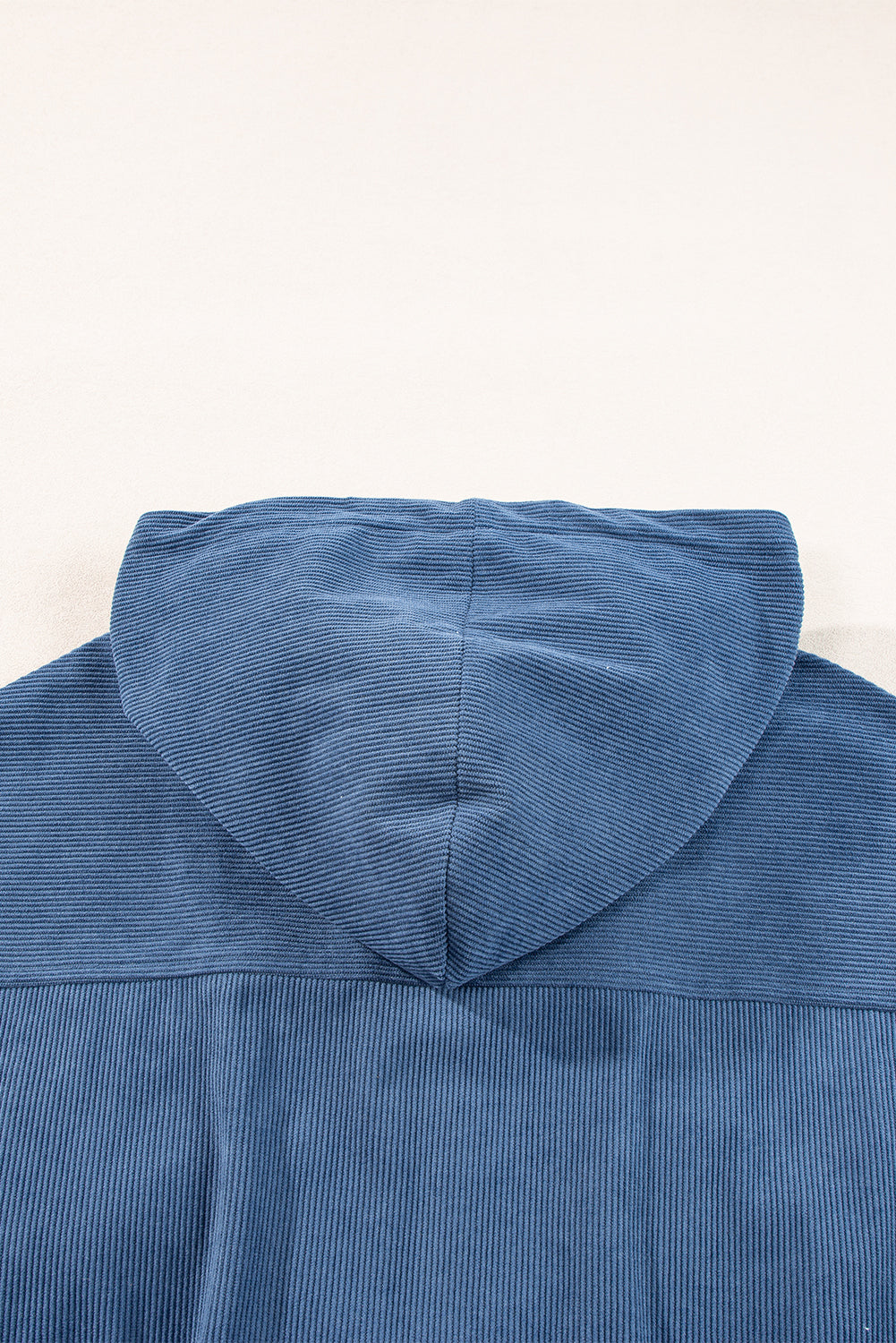 Teal Kapuzenjacke mit verstellbarem Kordelzug und Reißverschluss" 

Here’s a revised version:

"Teal Hoodie mit verstellbarem Kordelzug und Reißverschluss