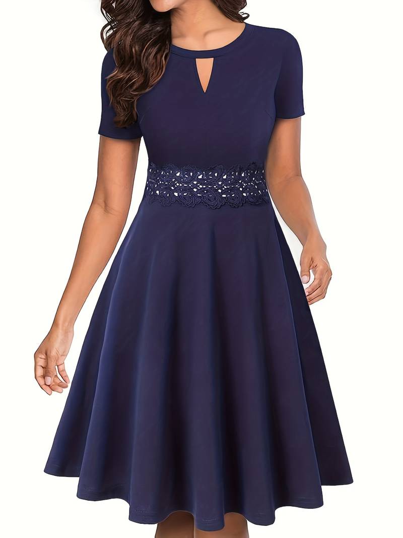 Elegantes Blaues Kleid mit Spitzenakzenten und figurbetonter Silhouette