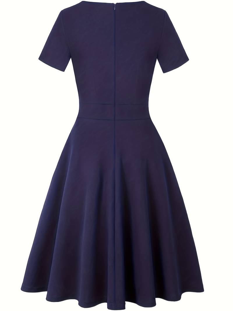 Elegantes Blaues Kleid mit Spitzenakzenten und figurbetonter Silhouette
