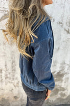 Teal Kapuzenjacke mit verstellbarem Kordelzug und Reißverschluss" 

Here’s a revised version:

"Teal Hoodie mit verstellbarem Kordelzug und Reißverschluss