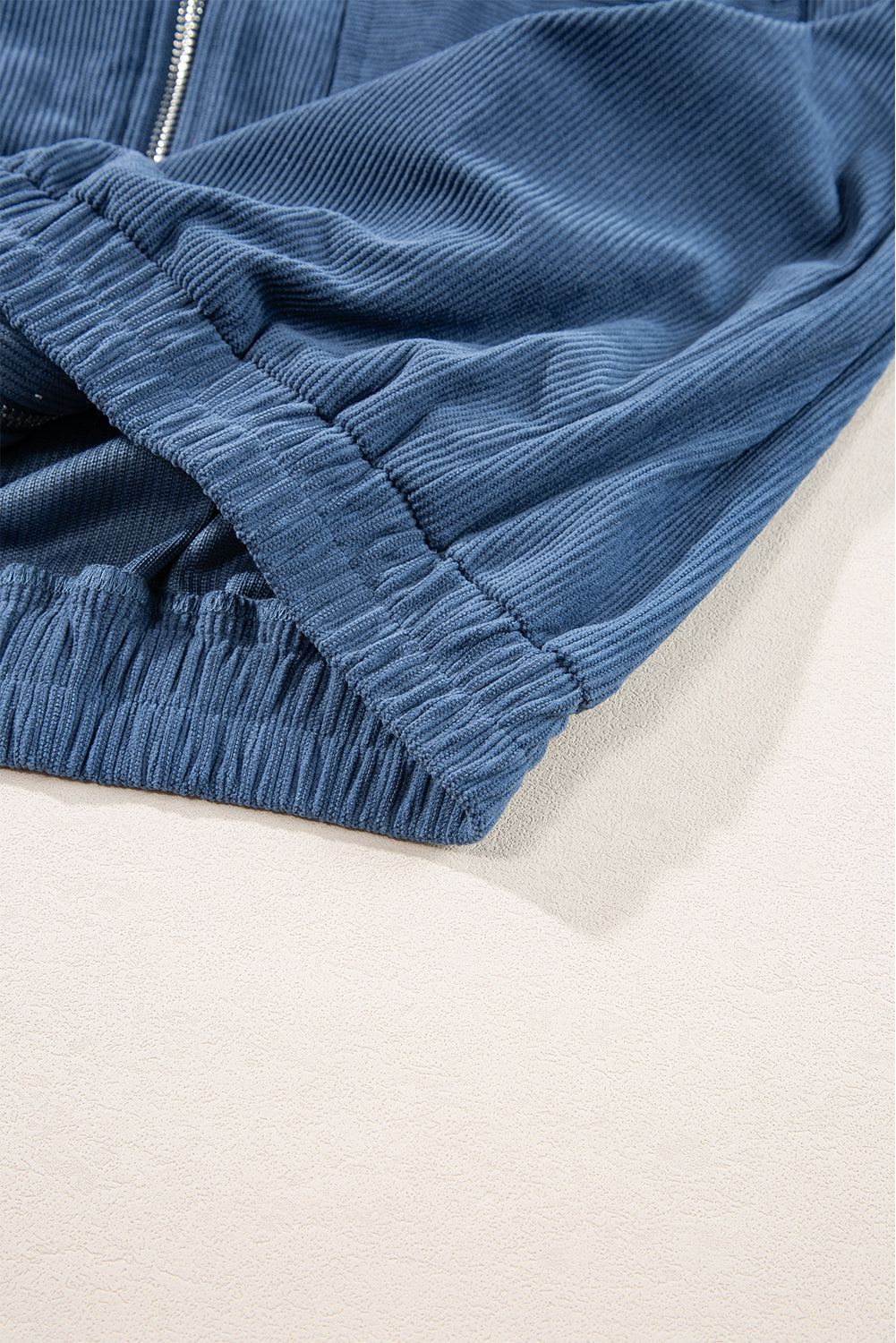 Teal Kapuzenjacke mit verstellbarem Kordelzug und Reißverschluss" 

Here’s a revised version:

"Teal Hoodie mit verstellbarem Kordelzug und Reißverschluss