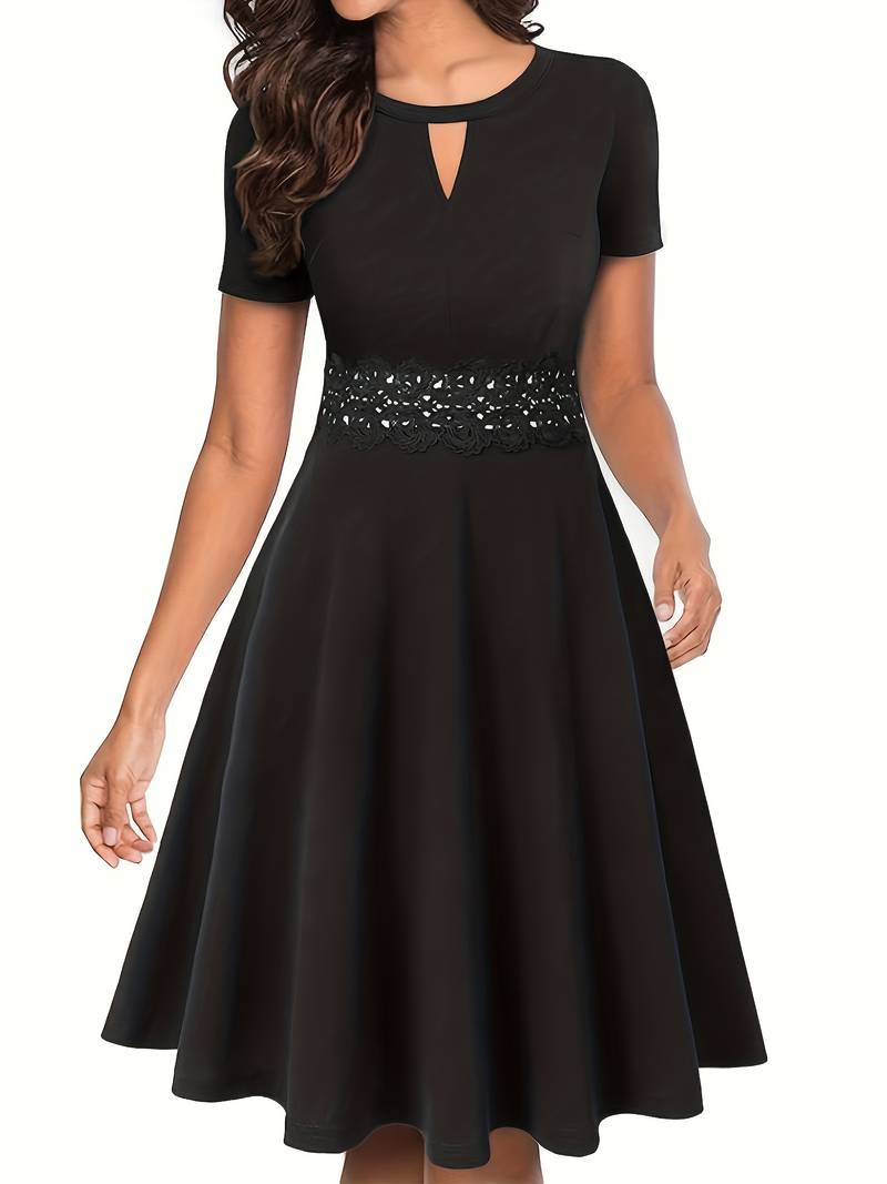 Elegantes Blaues Kleid mit Spitzenakzenten und figurbetonter Silhouette