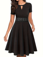 Elegantes Blaues Kleid mit Spitzenakzenten und figurbetonter Silhouette