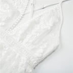 Elegantes weißes Sommerkleid