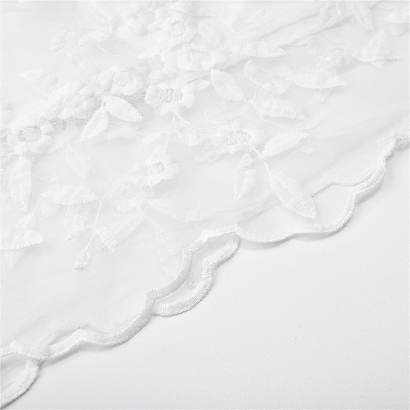 Elegantes weißes Sommerkleid