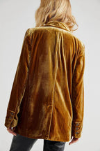 Eleganter Samtblazer mit langen Ärmeln und Knopfdetail