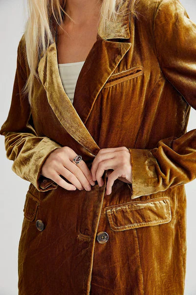 Eleganter Samtblazer mit langen Ärmeln und Knopfdetail